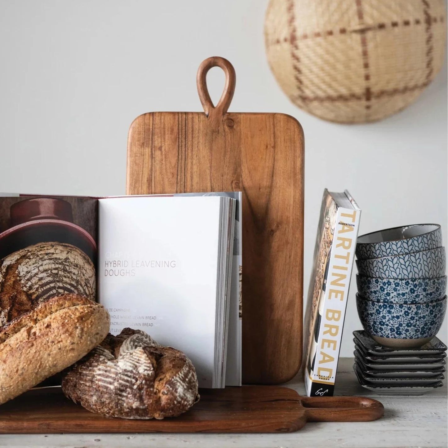 ACACIA WOOD BOARD WITH LOOP HANDLE