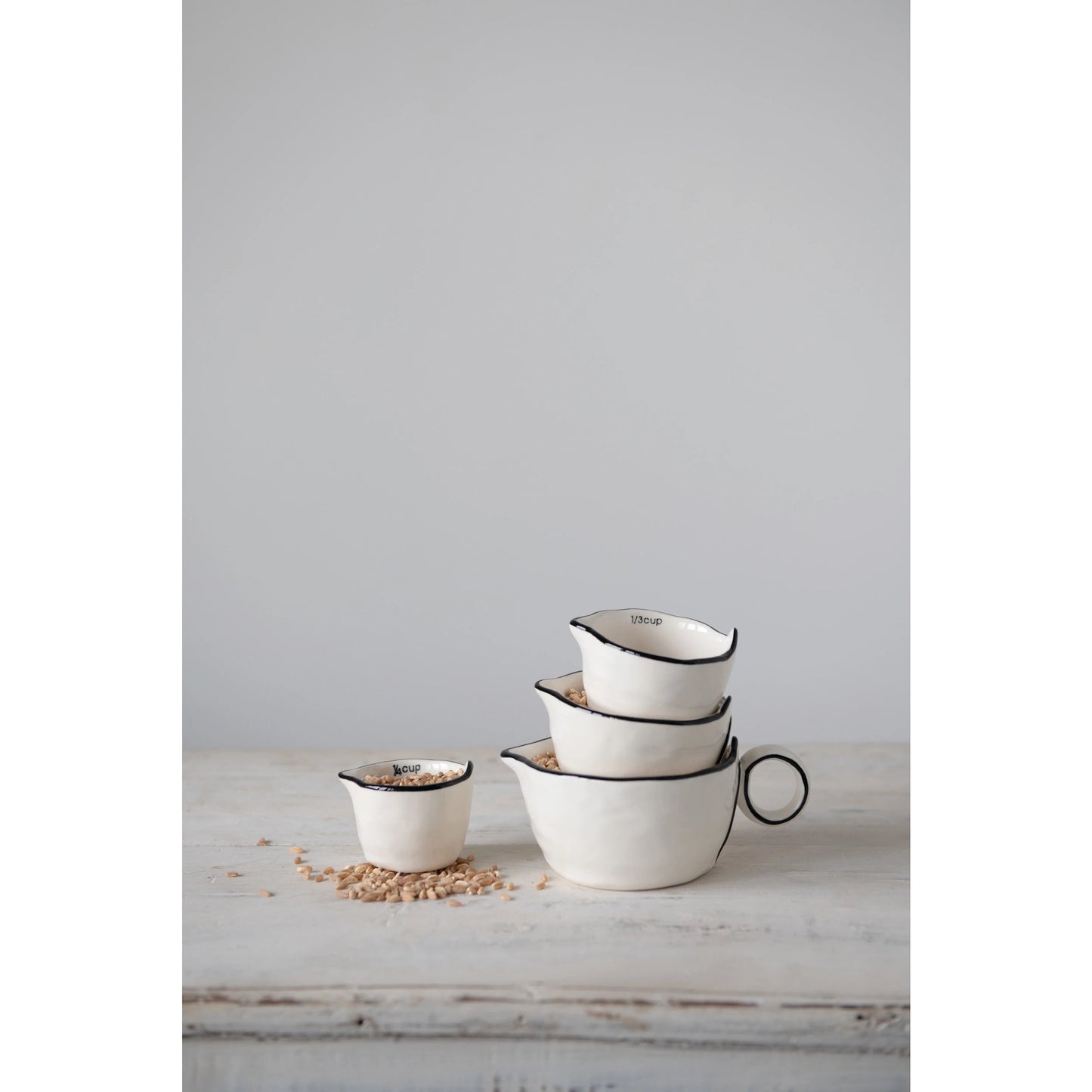 BLACK AND WHITE MEASURING CUPS